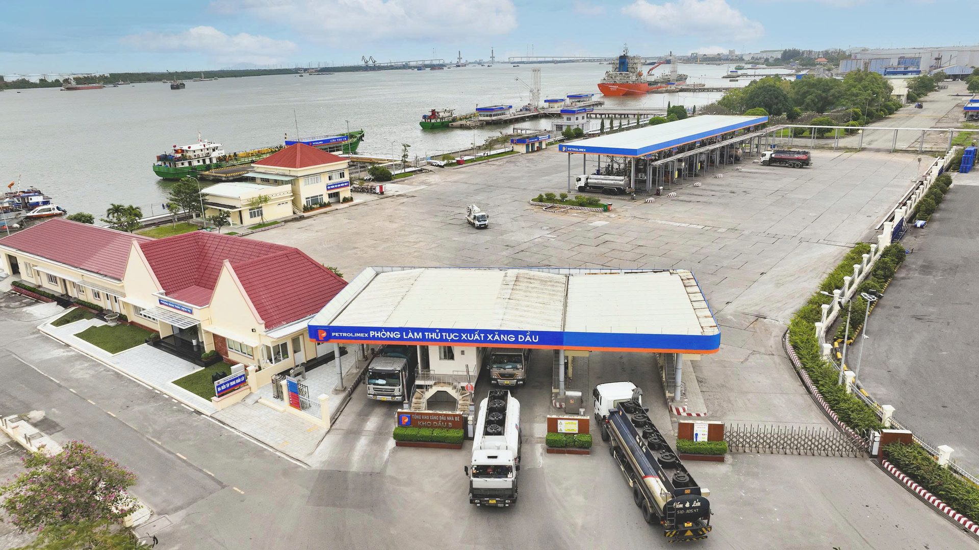 Khu làm thủ tục xuất và cầu cảng