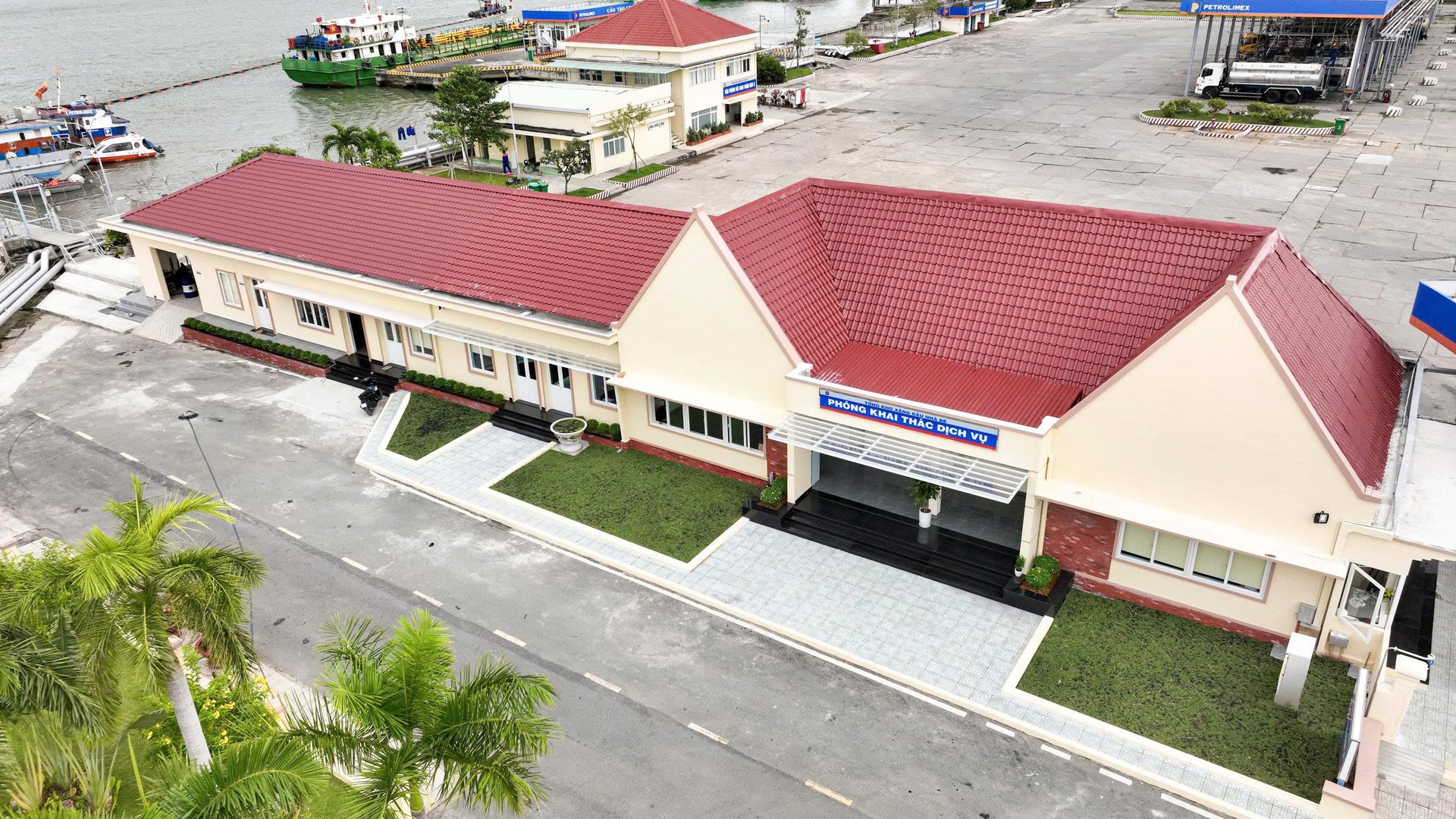 Nhà làm việc bên sông