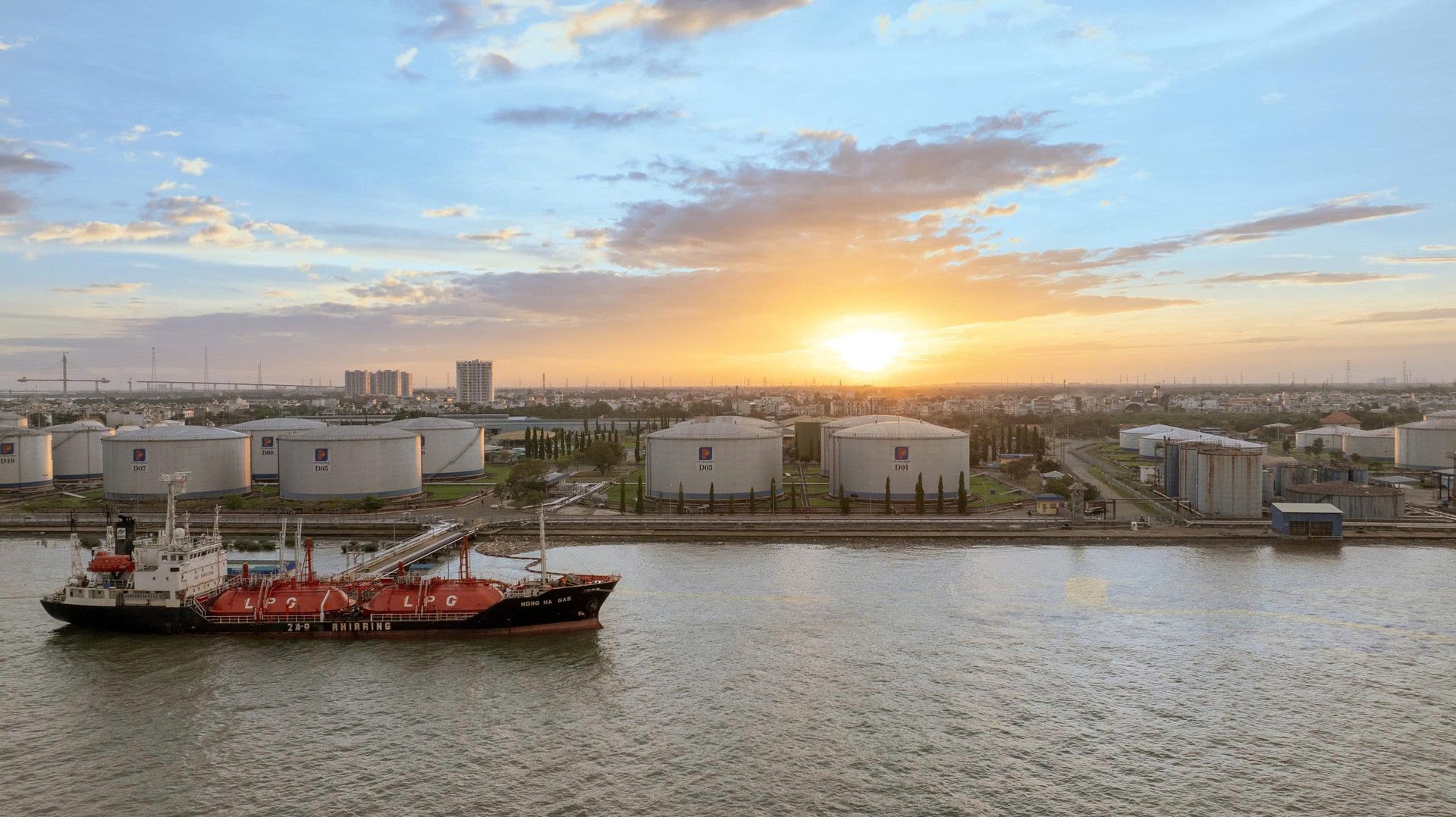 Tàu LPG trên sông lúc hoàng hôn